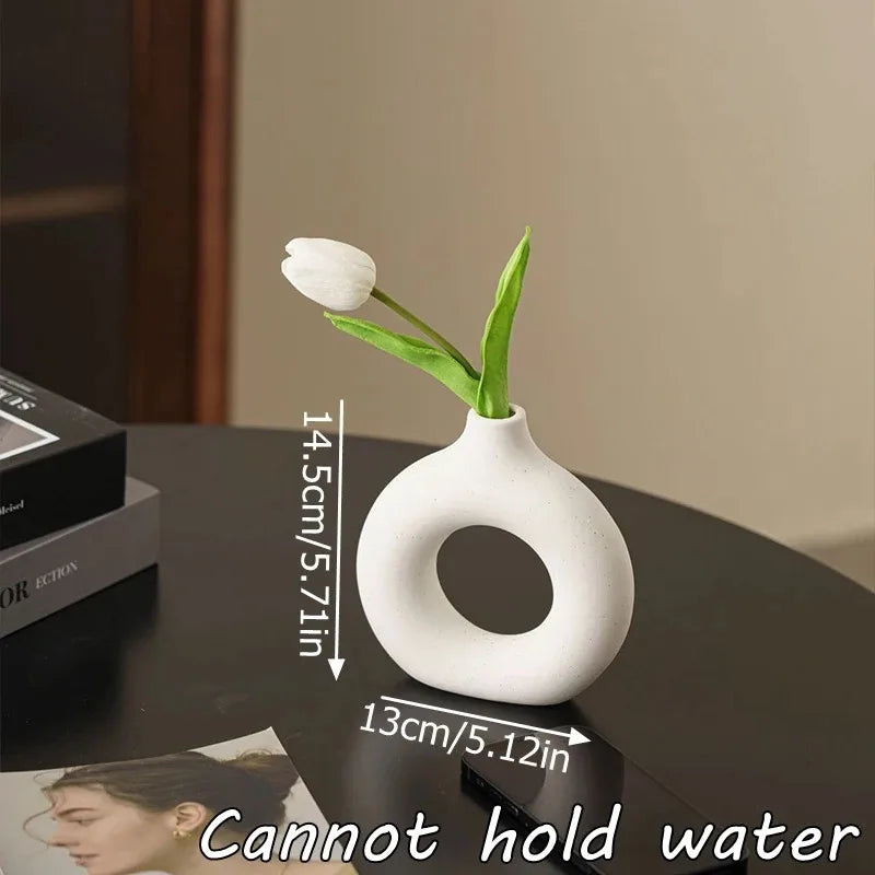 Vase créatif en forme de donut, vase en plastique de style nordique, composition florale minimaliste, décoration de table et de salon.