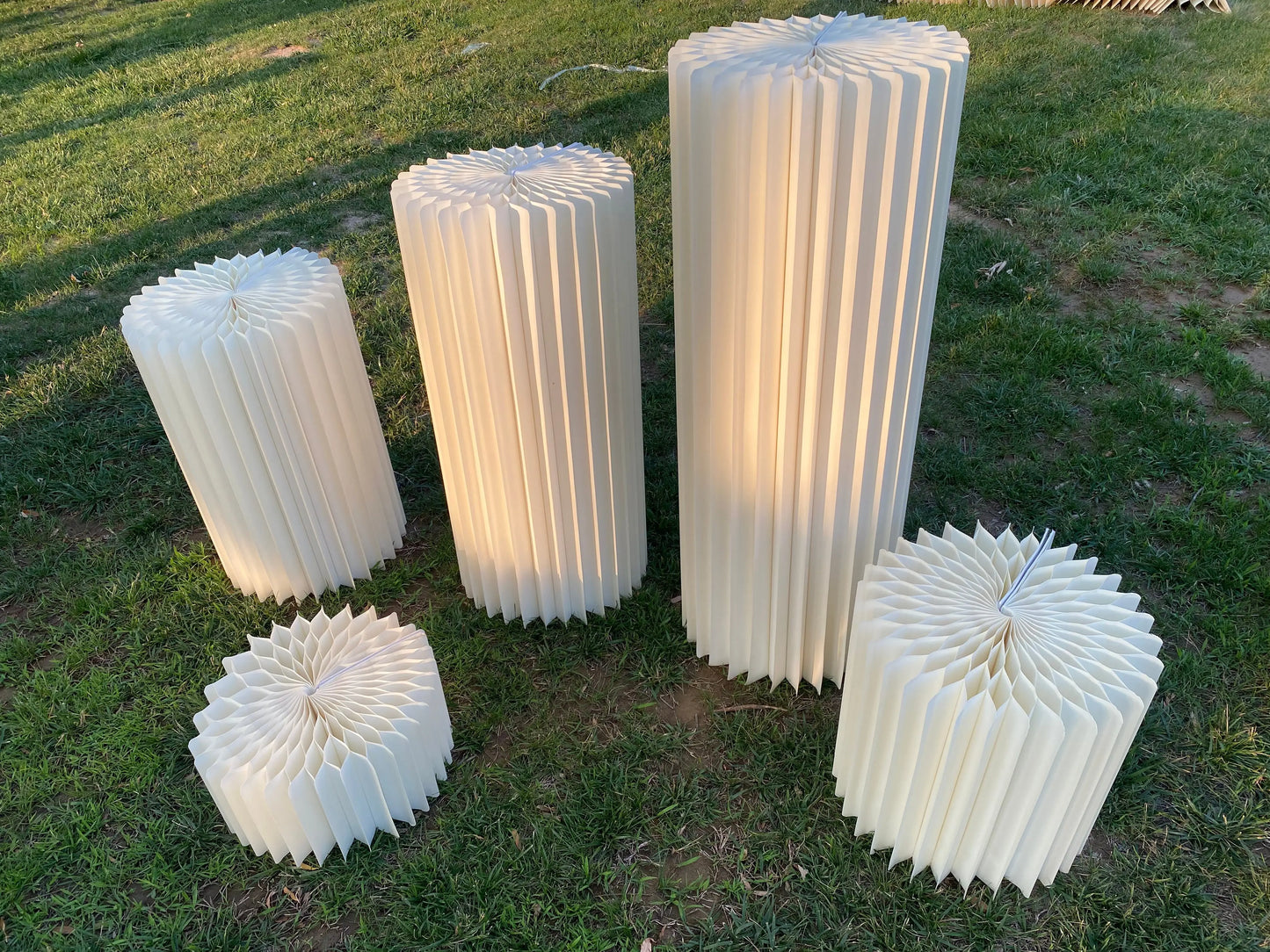 Colonnes pliables, présentoirs cylindriques en papier, tables de présentation pour desserts, décoration pour la maison, les magasins et les expositions, vente directe d'usine