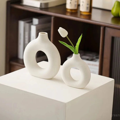 Vase créatif en forme de donut, vase en plastique de style nordique, composition florale minimaliste, décoration de table et de salon.