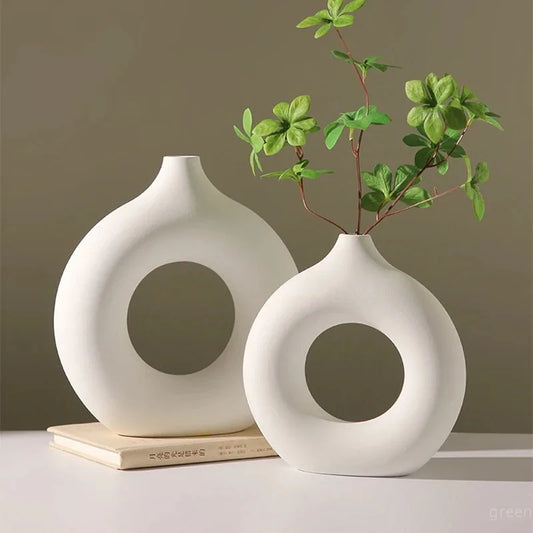 Vase créatif en forme de donut, vase en plastique de style nordique, composition florale minimaliste, décoration de table et de salon.