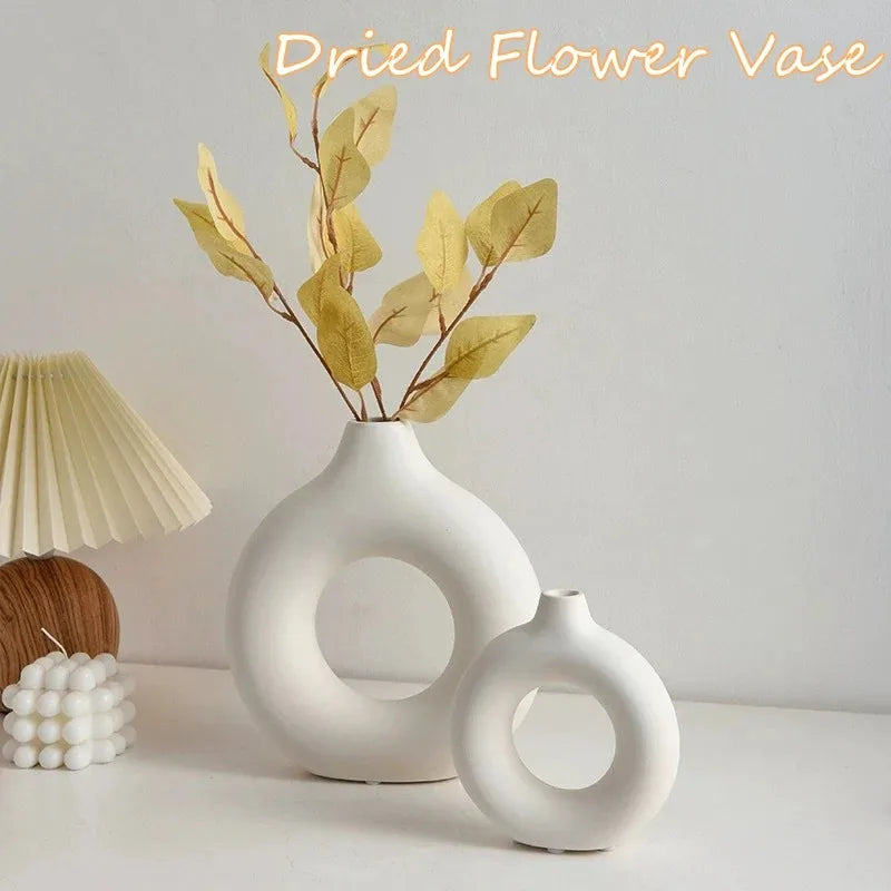 Vase créatif en forme de donut, vase en plastique de style nordique, composition florale minimaliste, décoration de table et de salon.