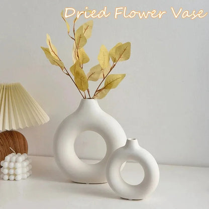 Vase créatif en forme de donut, vase en plastique de style nordique, composition florale minimaliste, décoration de table et de salon.